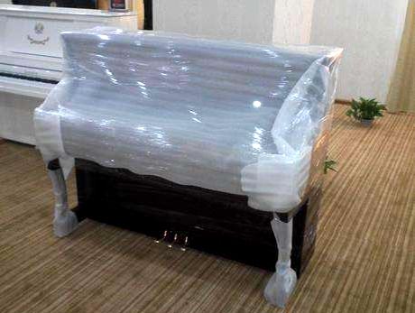 鋼琴的價(jià)值不僅在于它的價(jià)格，還在于它能發(fā)出動(dòng)人心弦的樂(lè)章，試問(wèn)，你只是因?yàn)榘崃艘淮渭?，你的鋼琴卻再也不能發(fā)出以前那完美的音符，原因只是搬運(yùn)過(guò)程中姿勢(shì)沒(méi)有擺對(duì)造成內(nèi)部零件震動(dòng)，影響了音準(zhǔn)，你難道不會(huì)覺(jué)得內(nèi)心幾乎是崩潰的嗎？ 雖然現(xiàn)在許多鋼琴下面安裝有輪子，但是在搬運(yùn)時(shí)還需要幾個(gè)人將其抬起來(lái)再推動(dòng)。