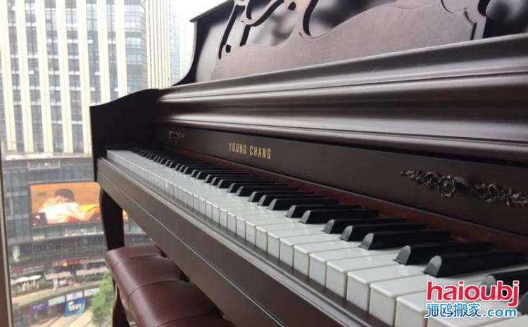 昆明的很多同學(xué)、學(xué)生、鋼琴老師、學(xué)校、鋼琴培訓(xùn)機(jī)構(gòu)等都會(huì)擁有自己的樂器鋼琴，在這期間就存在一個(gè)很大的問題。首先鋼琴體積比較大，重量不是一兩個(gè)人所能即的，往往都需要三五個(gè)壯男才能擺平。有的人會(huì)在網(wǎng)絡(luò)上咨詢昆明專業(yè)搬鋼琴電話、鋼琴搬遷，鋼琴搬運(yùn)費(fèi)等。.jpg