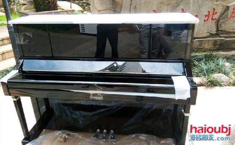 昆明的很多同學(xué)、學(xué)生、鋼琴老師、學(xué)校、鋼琴培訓(xùn)機(jī)構(gòu)等都會(huì)擁有自己的樂(lè)器鋼琴，在這期間就存在一個(gè)很大的問(wèn)題。首先鋼琴體積比較大，重量不是一兩個(gè)人所能即的，往往都需要三五個(gè)壯男才能擺平。有的人會(huì)在網(wǎng)絡(luò)上咨詢昆明專業(yè)搬鋼琴電話、鋼琴搬遷，鋼琴搬運(yùn)費(fèi)等。.jpg