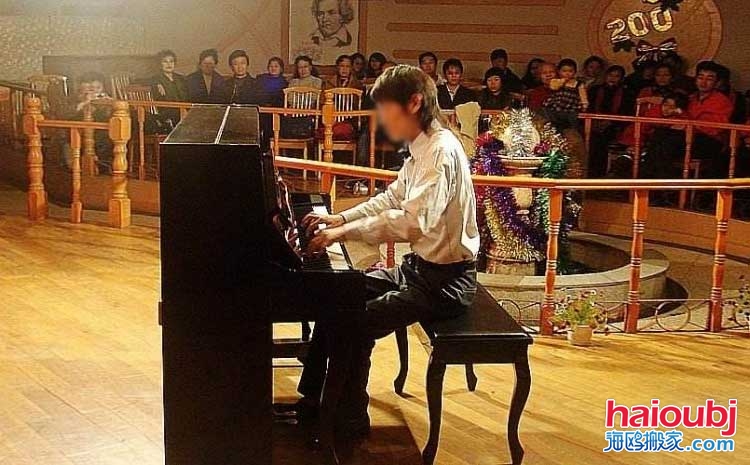 不少人都會(huì)在網(wǎng)上搜索這樣的相關(guān)詞語來找到自己滿意的鋼琴搬運(yùn)公司，他們都希望能夠很好的將自己的心愛之物搬運(yùn)到自己優(yōu)雅的環(huán)境中，為愛彈奏一曲美妙的旋律，通過自己的鋼琴表達(dá)內(nèi)心的喜怒哀樂，鋼琴家們都是生活中的語言家，美妙的旋律在歷史長(zhǎng)河中終將成為藝術(shù)品。.jpg